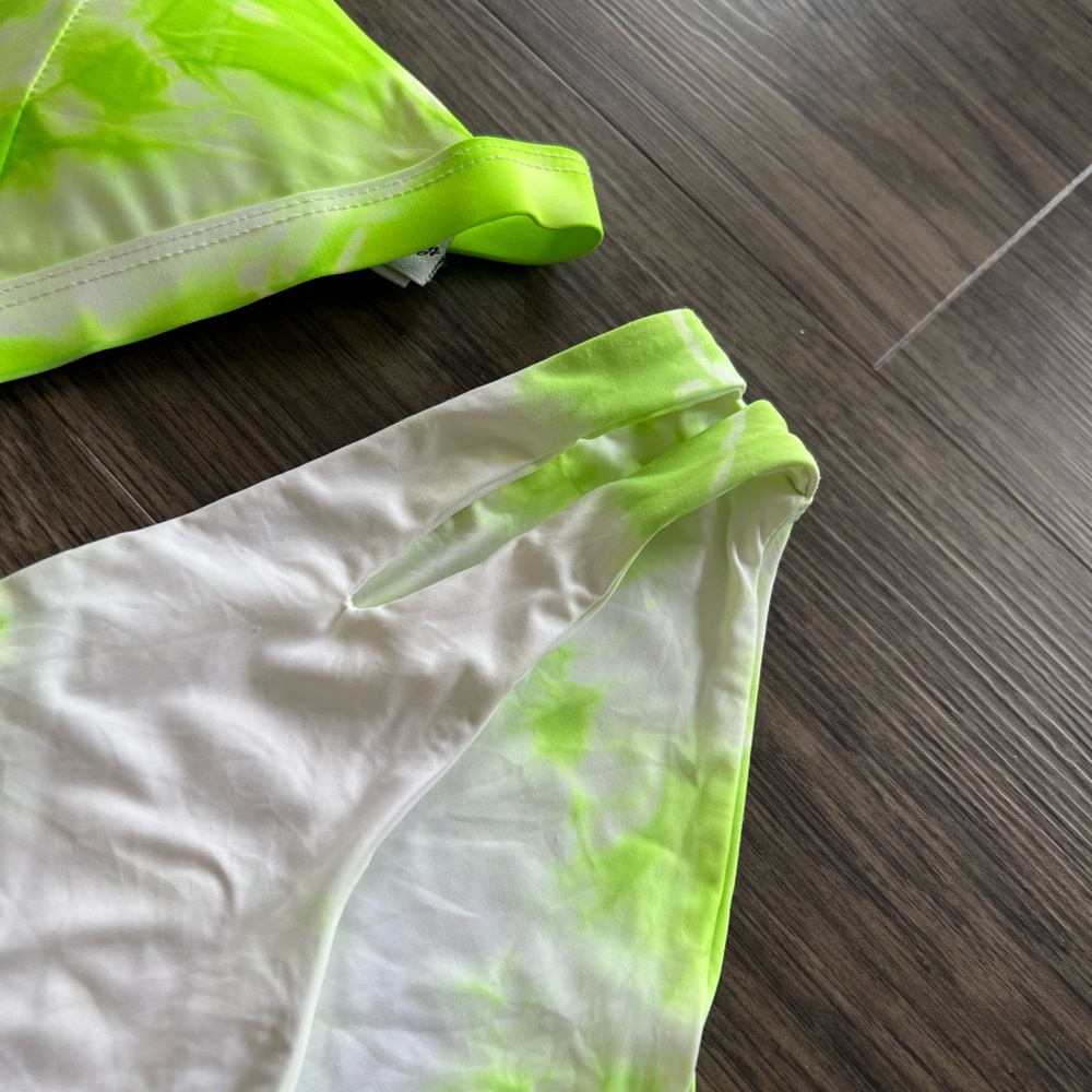 Bikini - Picture 2 of 5